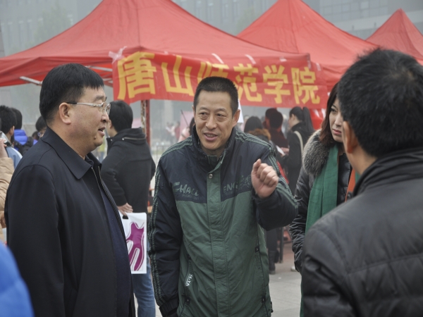 世界杯官网师生踊跃参加河北师范大学2014届毕业生供需洽谈会