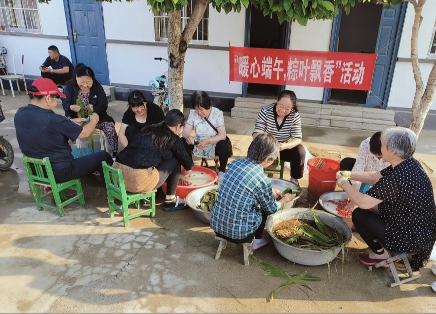 世界杯官网驻大刘庄村下沉工作队开展“暖心端午，粽叶飘香”主题活动