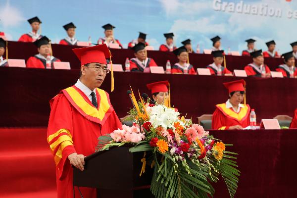 世界杯官网隆重举行2013届学生毕业典礼暨学位授予仪式